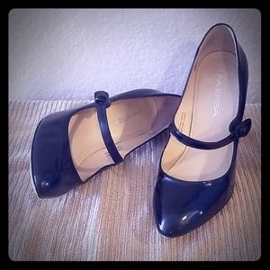 Black patent leather Mary Jane pumps